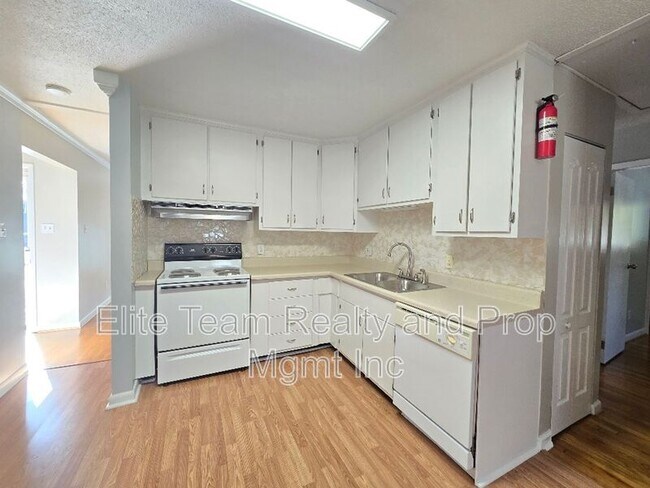 Building Photo - 910 Holly Dr