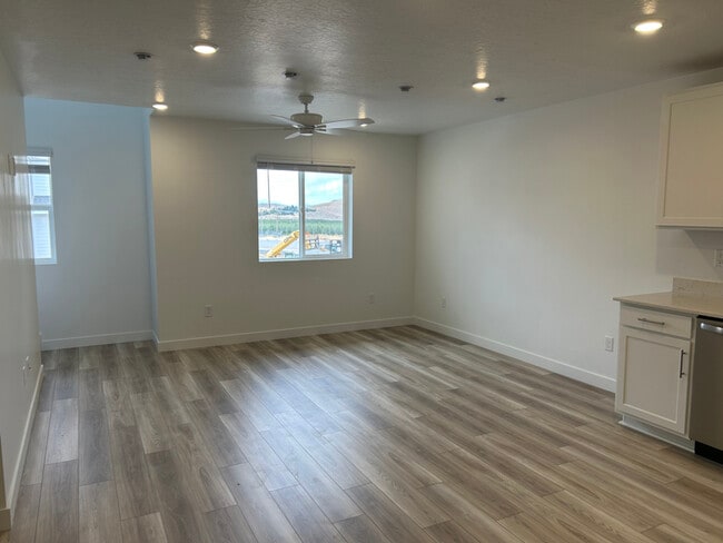 Building Photo - 232 Halford Ave