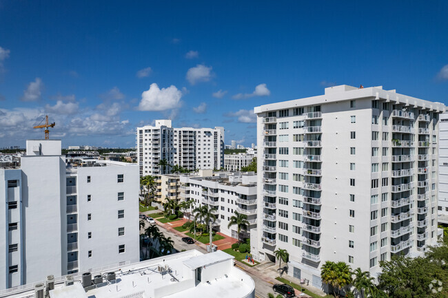 Foto del edificio - West Bay Gardens Condominiums