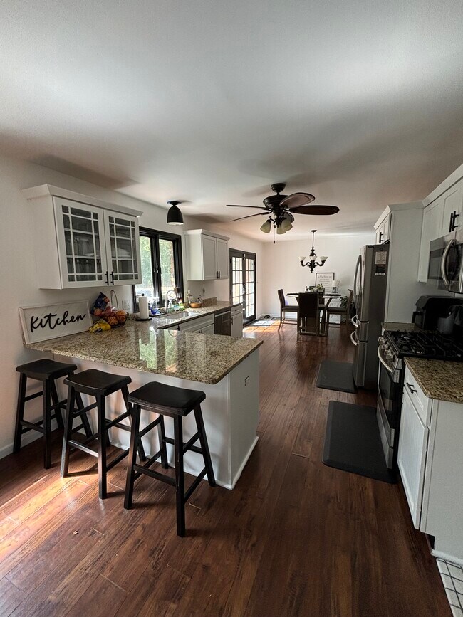 Building Photo - 5752 Pine View Dr