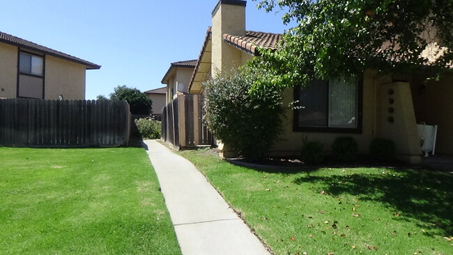 Access to backyard - 1113 Seabreeze Way
