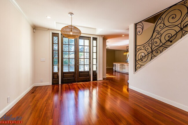Foto del edificio - Stunning Cambrian Home | Desirable Neighborhood