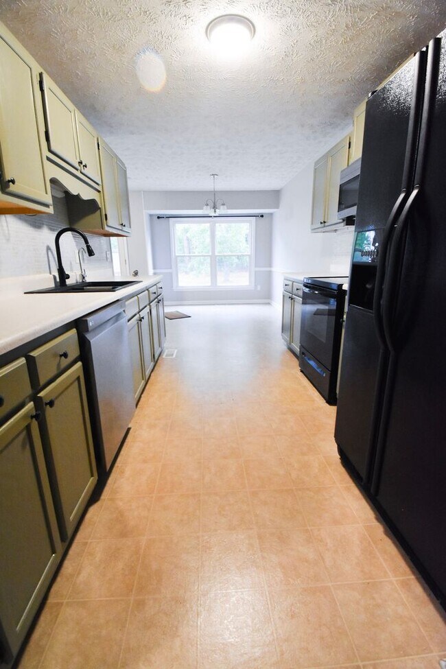 Building Photo - 3 Bedroom 2 Bathroom Home- Pets Considered