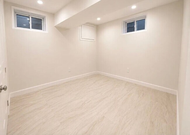 Building Photo - 1121 Lenox Rd