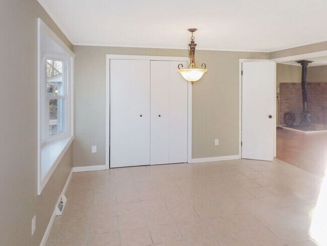 Building Photo - One-level 3 bedroom/2 bath home with large...