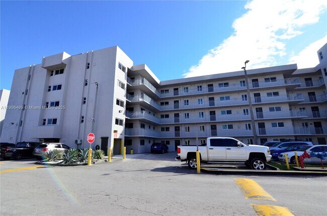 Foto del edificio - 9911 W Okeechobee Rd