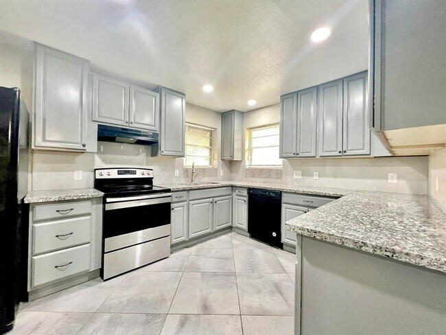 Building Photo - 13345 Davida Dr