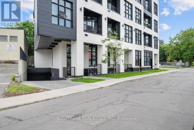 Building Photo - 101-101 Pinhey St