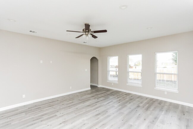 Foto del edificio - Bright Single-Story Brick Home