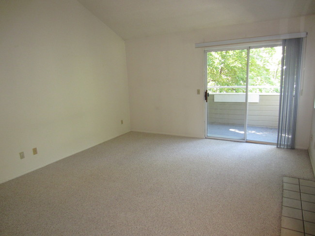 Building Photo - 1492 E Foxboro Dr