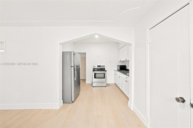 Building Photo - 119 NE 56th St