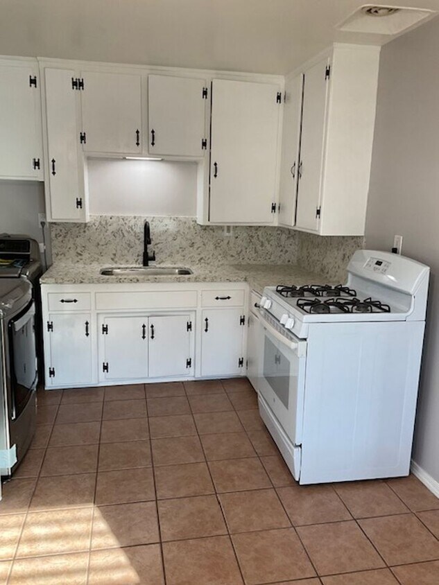 881 Manhattan Ave Unit 3, Grover Beach, CA 93433 Room for Rent in