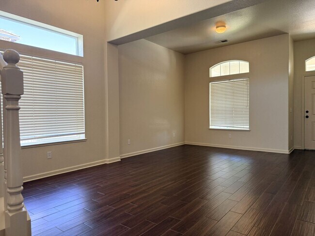 Foto del edificio - A must see 4/3 with a bedroom downstairs for convenience.