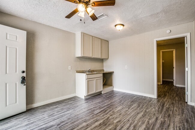 Building Photo - 4820 Oak Ave