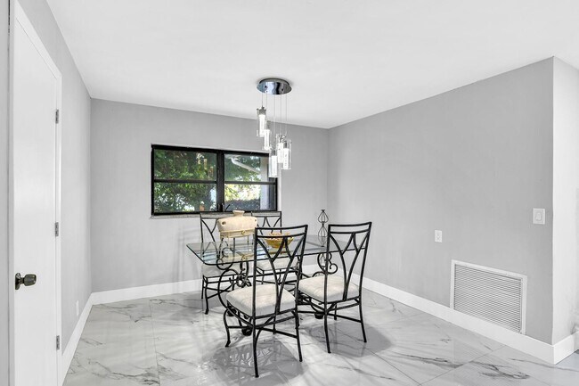 Foto del edificio - 6396 Country Wood Way