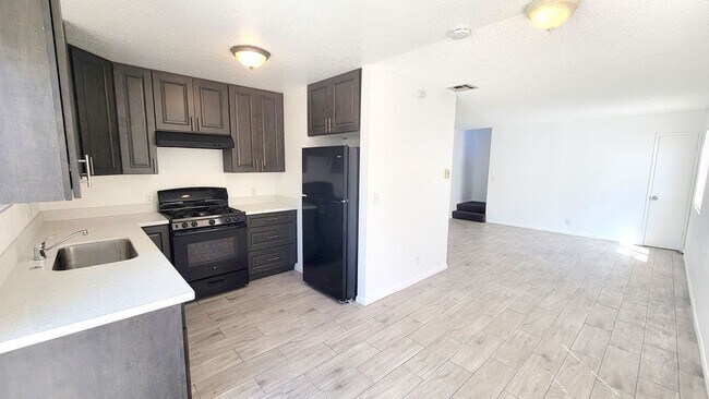 Building Photo - 3 bedroom, 1.5 Bath townhouse with a garage