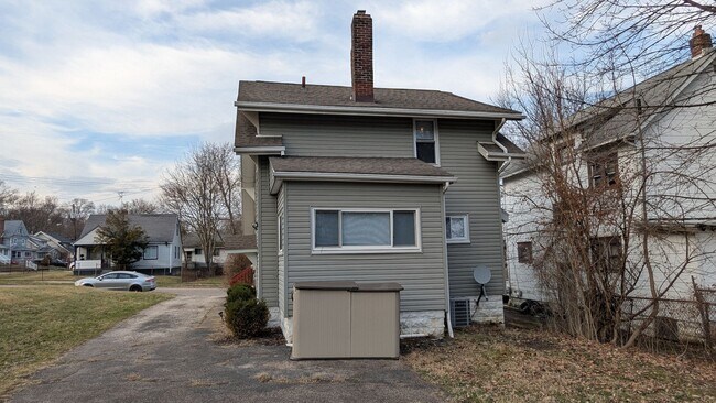 Building Photo - Charming 3-bedroom, 1-bathroom home located in the vibrant city of Akron
