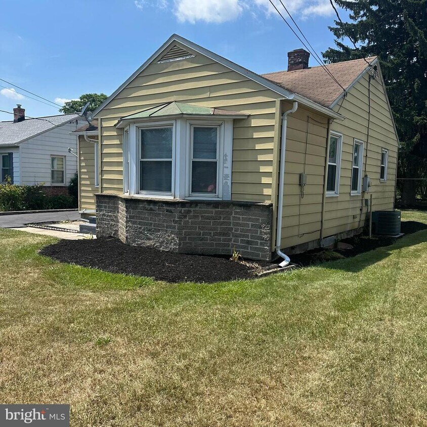 Primary Photo - 1061 S Coldbrook Ave