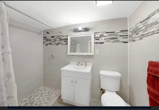 Full bathroom - 460 Miller Ave