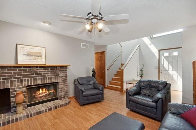Building Photo - 2048 Plaen View Dr