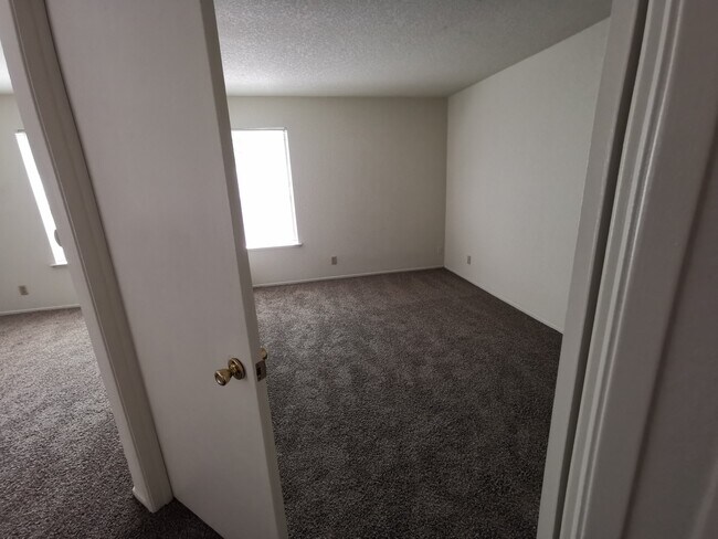 Sala de estar o dormitorio - Shadowbrook Apartments