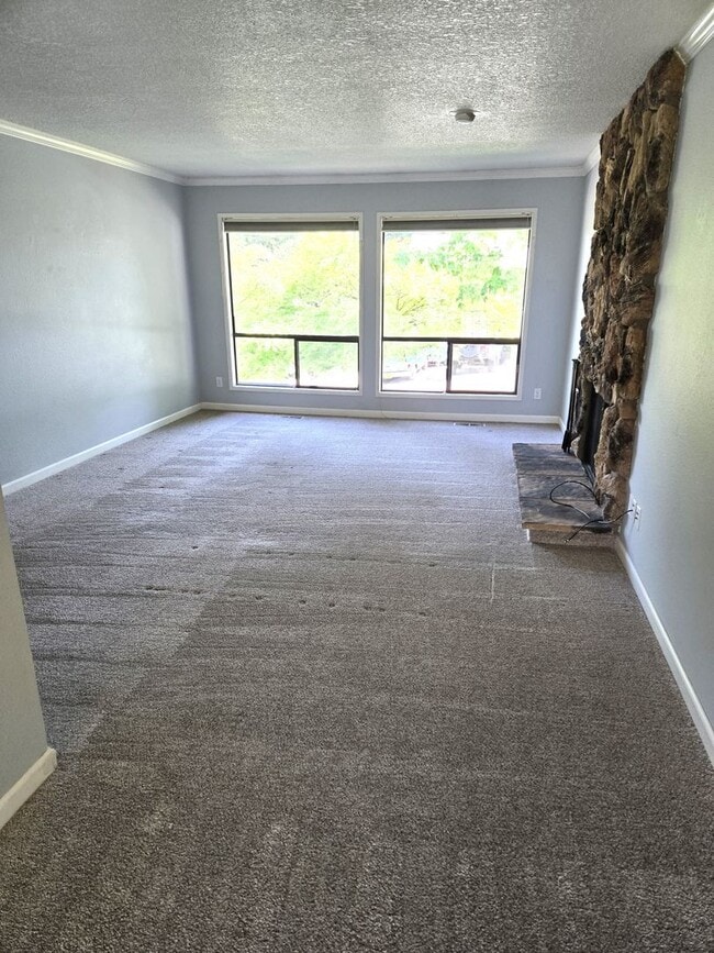 Building Photo - Large 10k ft Lot! 3 br 2 bth, 2 family roo...