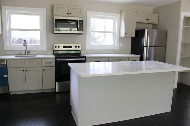 Building Photo - 3318 Hilltop Cir