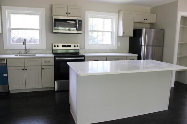 Foto del edificio - 3318 Hilltop Cir