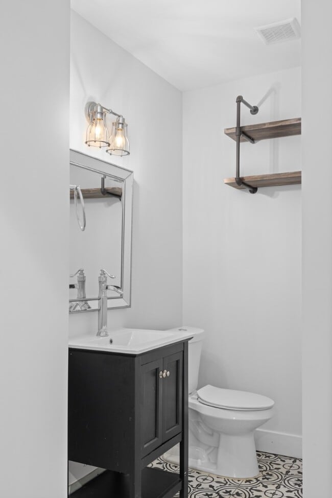 Photo - 453 Erin Ave SW House