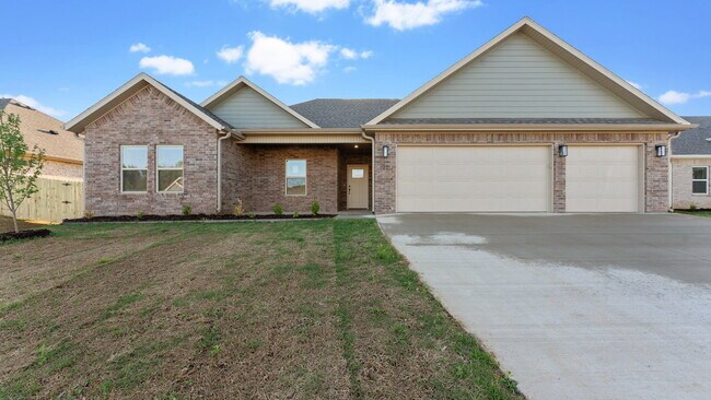 Building Photo - Modern 3BR Near Creekside Park