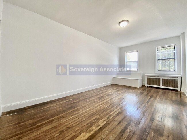 Building Photo - 2914 Jerome Ave