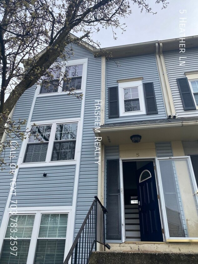 Foto principal - Lovely 3 Level Townhome with 5 Bedrooms & ...