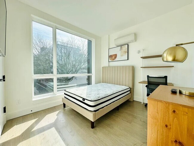 Foto del edificio - Furnished room/NOT APARTMENT