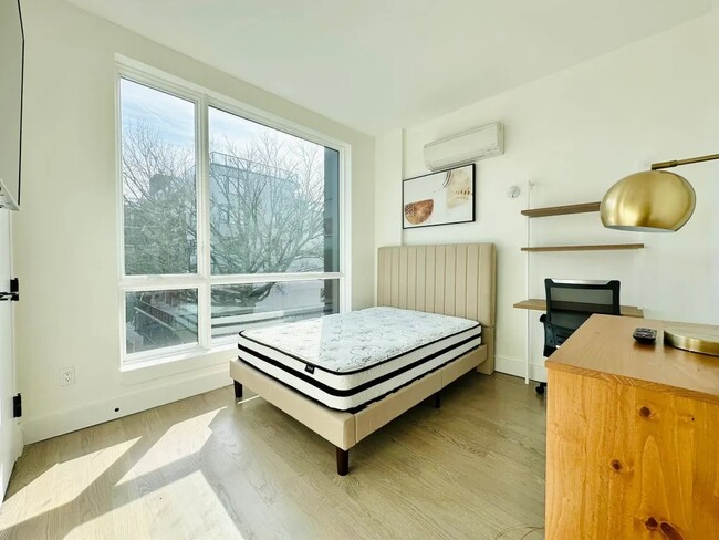 Building Photo - Furnished room/NOT APARTMENT