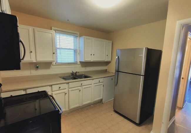 Building Photo - 3 bd/1 bth w/fenced yard. Close to all thi...
