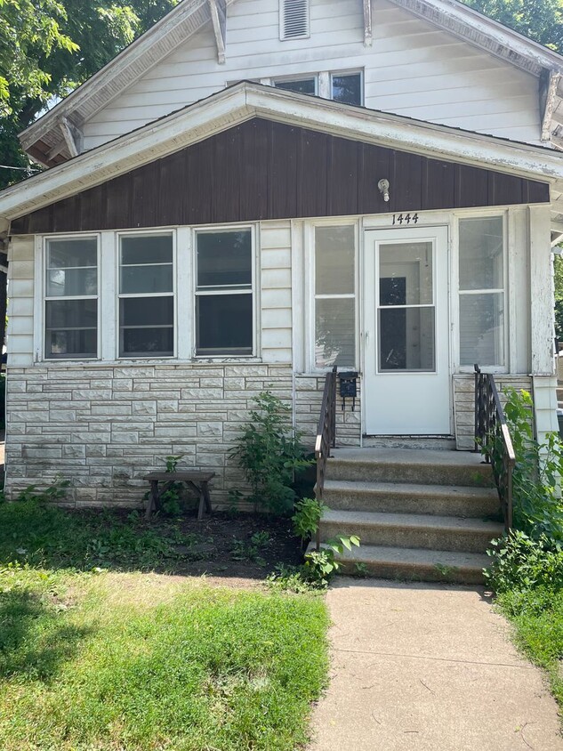 Primary Photo - 2 bedroom 1 bath duplex