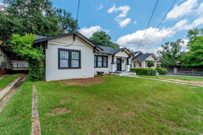 Building Photo - One Month's Free Rent! 3 bed/1 bath house ...