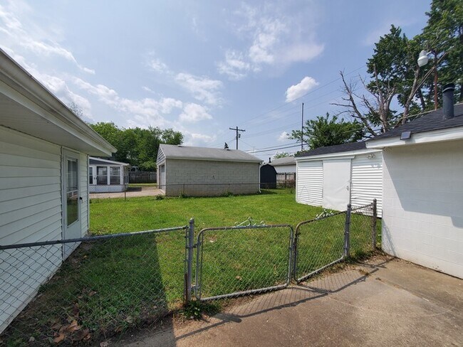 Building Photo - 3760 Ardath Rd
