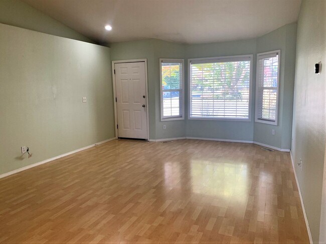 Foto del edificio - Charming 3 bed 2 bath home in a quiet Boise Neighborhood just off Glenwood and Hill Rd.