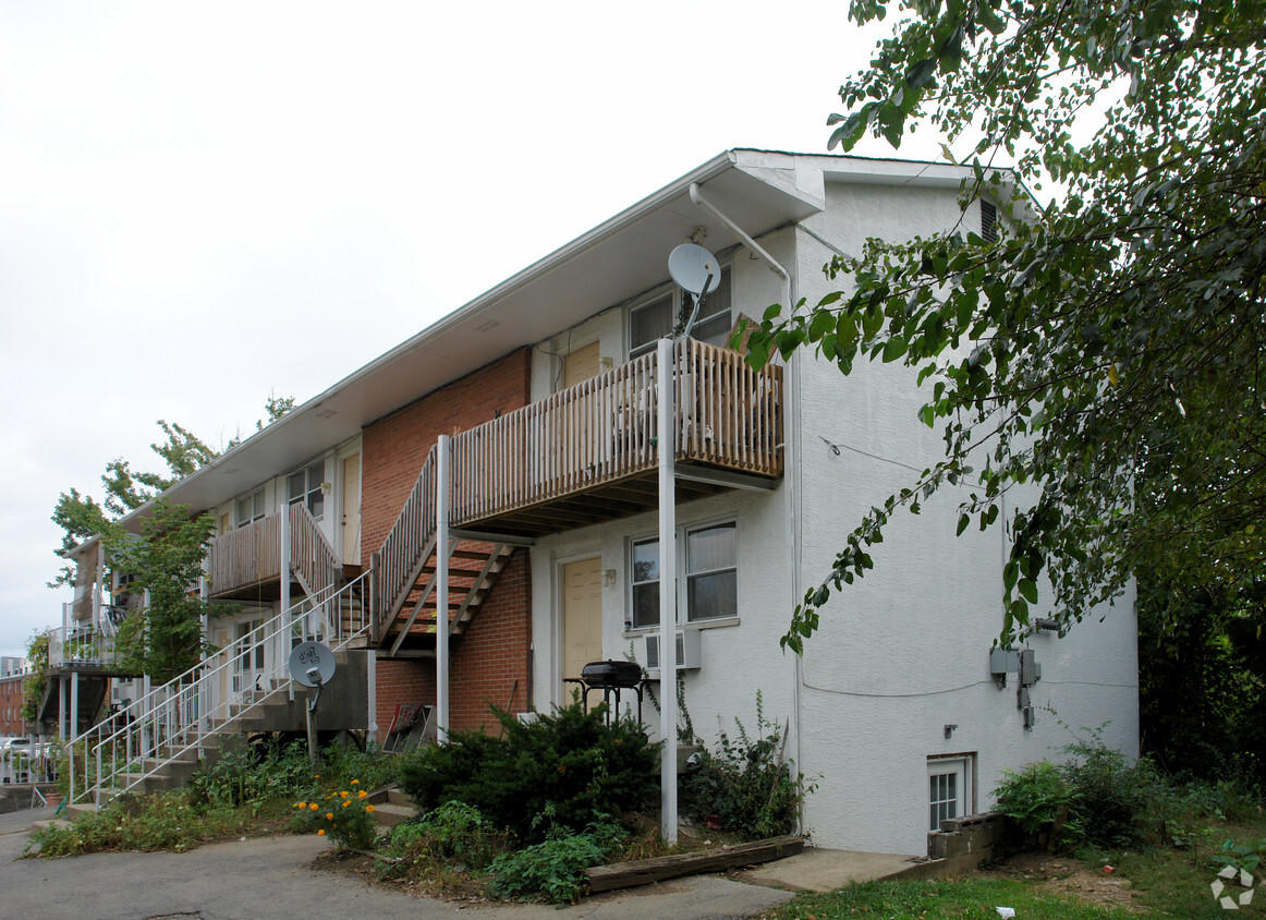 Building Photo - 815 Riverview Dr
