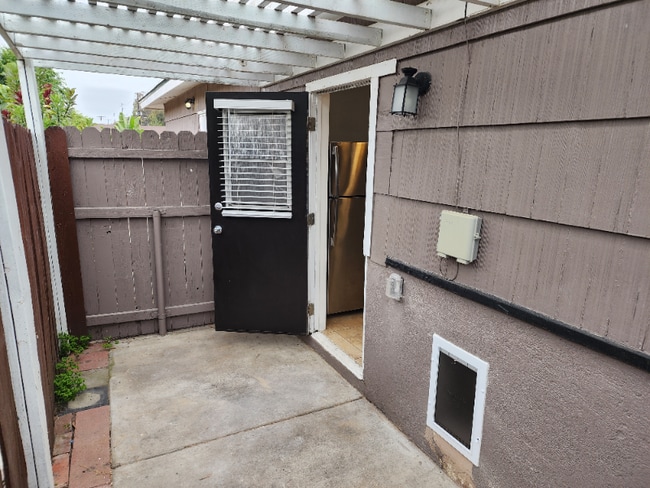 Building Photo - 715 S Pine St