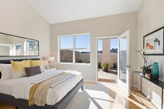 Building Photo - Top Floor Condo Available Now!!