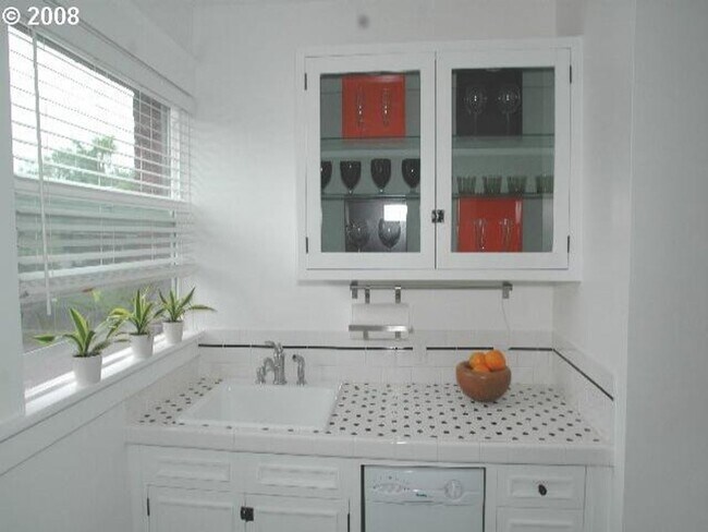 Building Photo - City of Portland Condo Studio, Great Location!