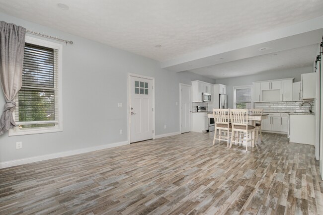 Foto del edificio - 5651 Bramble Ave