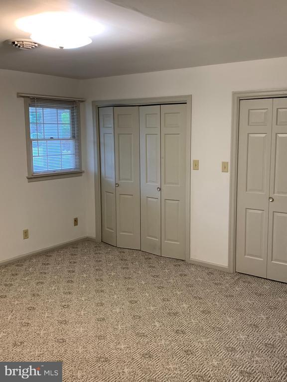 Building Photo - 484 Brookview Dr