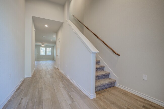 Entrada - 1602 Denesa Dr