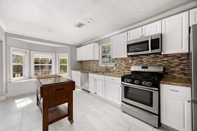 Foto del edificio - 827 W 43rd St