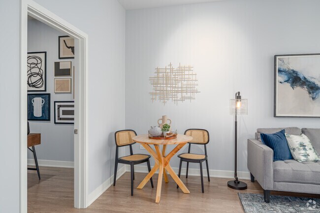 Plano de planta A7: 1 dormitorio, 1 baño con estudio - 915 pies cuadrados - Comedor - The Residences at Payton Place