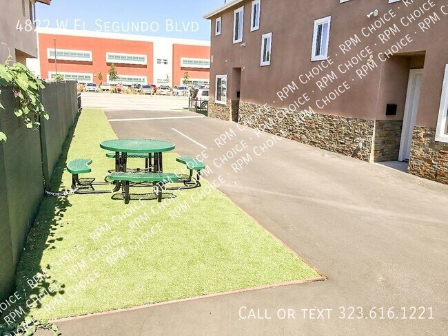 Building Photo - Townhouse 3bd/2ba with laundry hookup and ...