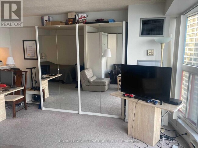 Photo du bâtiment - 99 Harbour Square